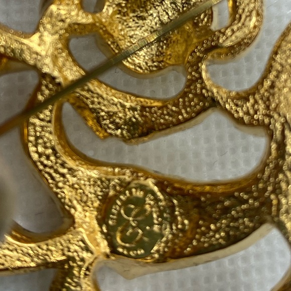 Elizabeth Taylor for Avon Gold Tone and Rhinestone Brooch Beautiful Bling 🤑 - Picture 2 of 4
